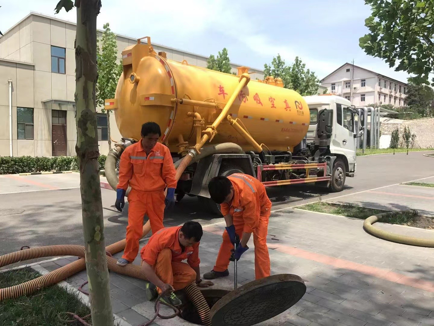 丁青管道疏通车停在窨井附近